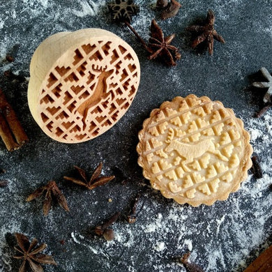  Embossed wooden cookie stamp with pattern 