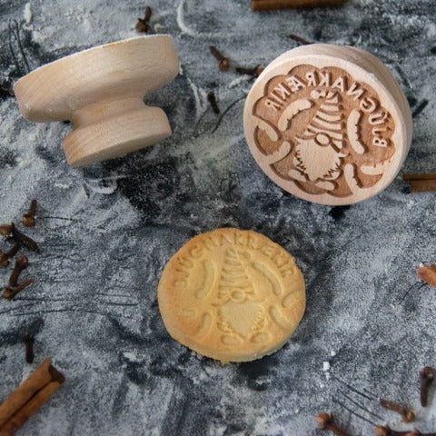  Embossed wooden cookie stamp with pattern 